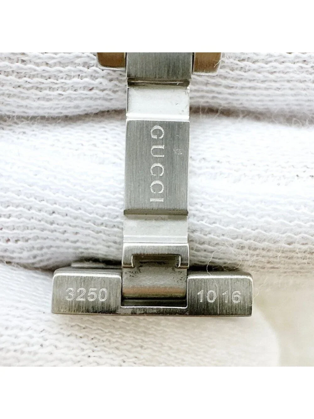 Gucci 142.5 Watch Diamond Quartz Stainless Steel 17